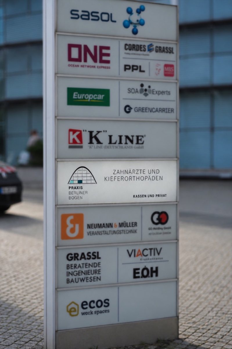 Hinweisschild der Praxis am Gebäude
